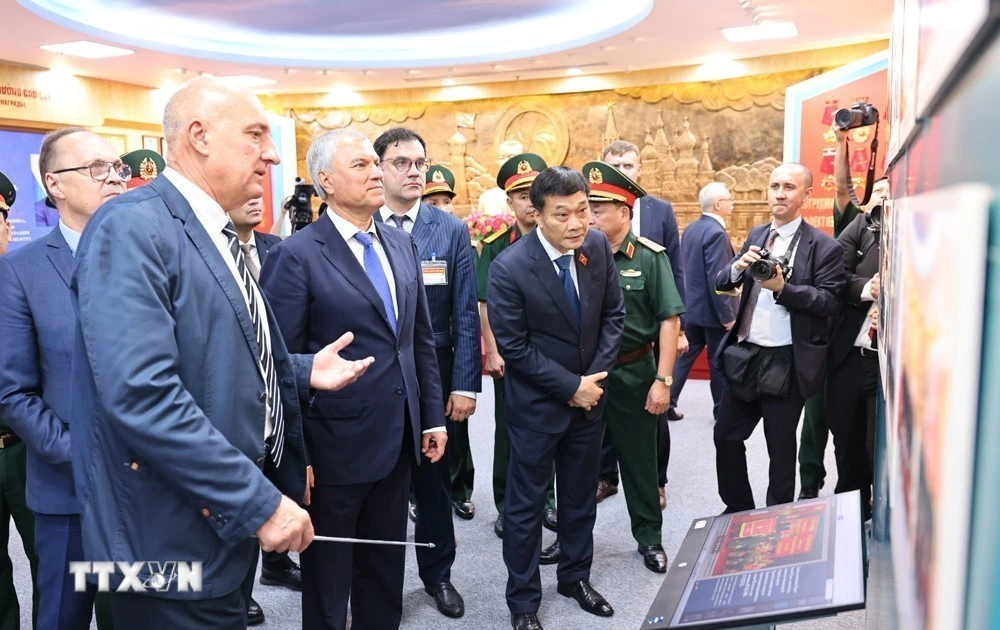 Việt Nam và Nga thảo luận nhiều vấn đề hợp tác trong lĩnh vực quốc phòng 1 chu tich duma quoc gia nga tham trung tam nhiet doi viet nga2