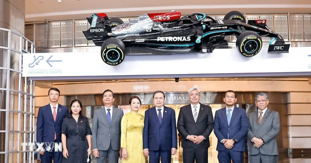 chu tich quoc hoi va phu nhan tham tap doan petronas 8280790 8