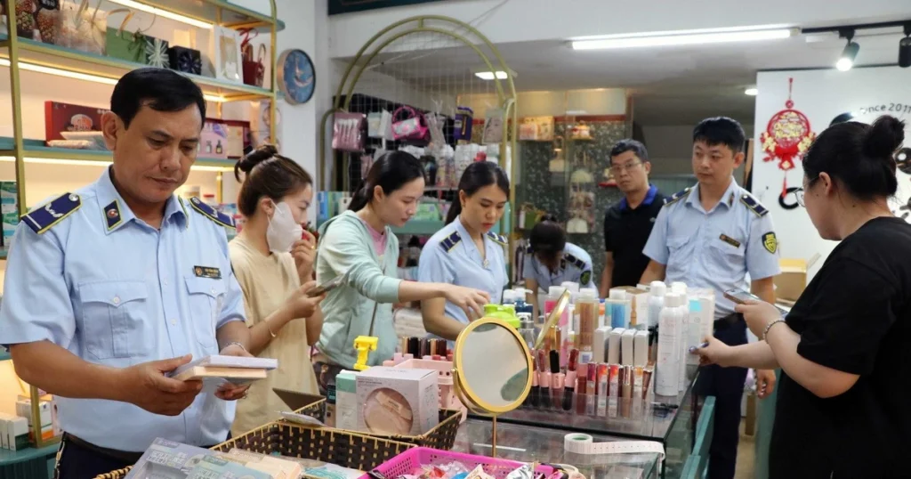 Lỗ hổng pháp lý tạo “đất sống” cho mỹ phẩm giả trên mạng 1 my pham gia resize