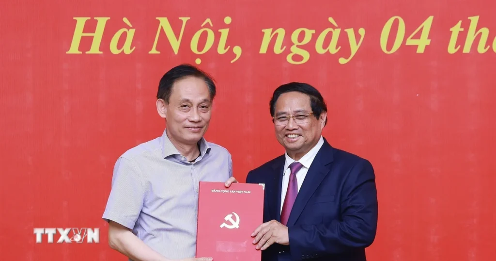 Thủ tướng trao Quyết định điều động, bổ nhiệm 8 lãnh đạo các bộ, cơ quan 1 thu tuong trao quyet dinh bo nhiem lanh dao mot so bo co quan 8256792 1