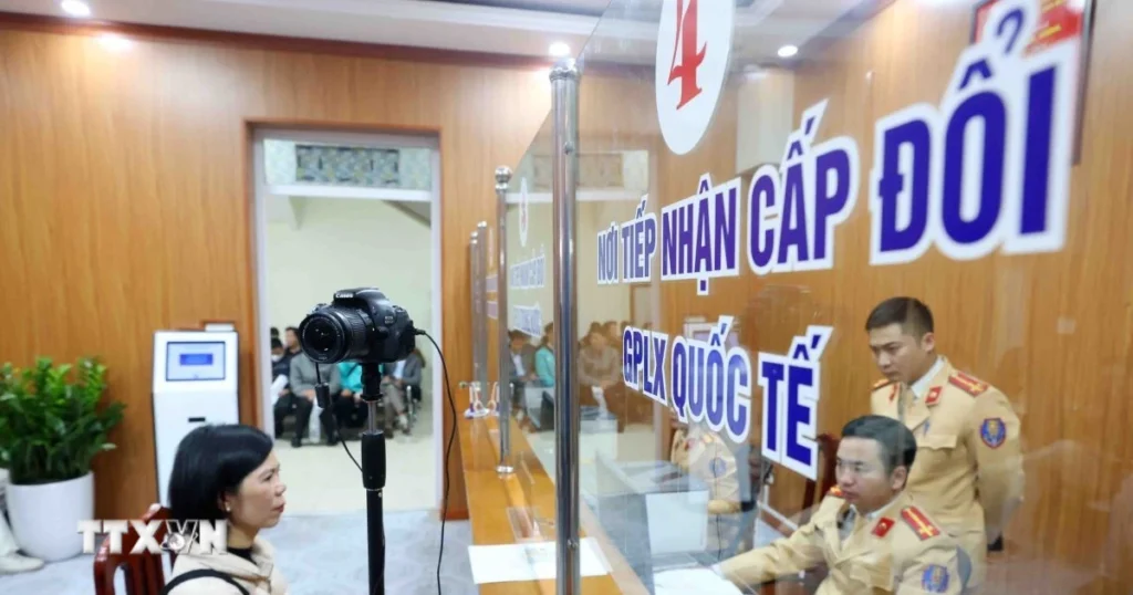 Cắt giảm, đơn giản hóa thủ tục hành chính thuộc phạm vi quản lý của Bộ Công an 1 vu cap doi giay phep lai xe 0203 1