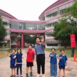 mc lam truong va cac em hoc sinh tai th school