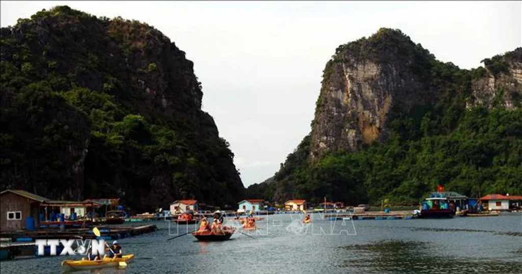 Tháo dỡ dàn đèn đã hư hỏng khỏi 3 quả núi, trả lại vẻ đẹp cho Vịnh Hạ Long 1 qninh du lich 1
