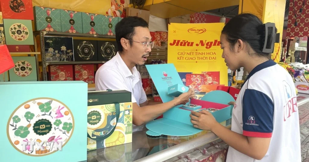 TP Hồ Chí Minh: Sức mua bánh Trung Thu tăng vọt, nhiều thương hiệu "cháy" hàng 1 thi truong banh trung thu tp ho chi minh