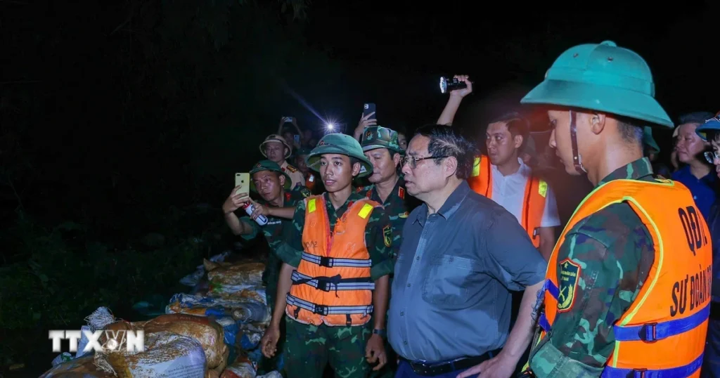 Thủ tướng thị sát ứng phó mưa lũ tại vùng ven sông của Hà Nội 1 thu tuong kiem tra chi dao ung pho lu tai khu vuc ngoai thanh ha noi9