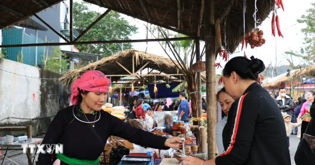 Lào Cai: Đặc sắc không gian tái hiện chợ Cốc Lếu xưa 1 cho cong 7