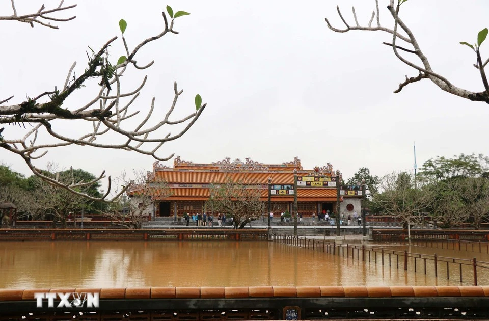 Bộ VHTTDL yêu cầu khẩn trương khắc phục thiên tai ở di tích, bảo tàng tại Huế 1 doan khach quoc te dau tien tham quan dai noi hue mo cua tro lai sau lu 8384895 5