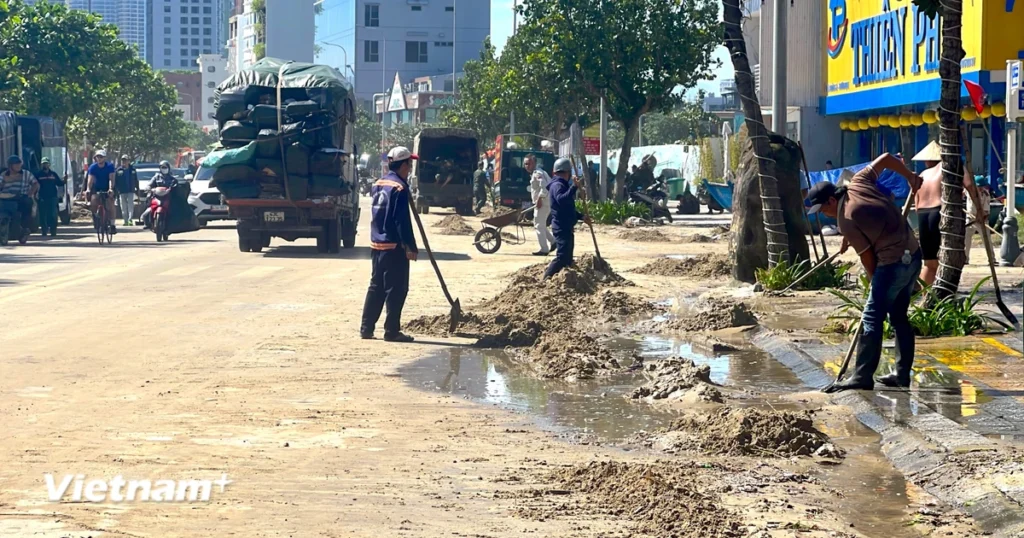 Cận cảnh gần 1.000 người “giải cứu” tuyến đường biển du lịch nổi tiếng của Đà Nẵng 1 doncatvaracbaibiendanang09