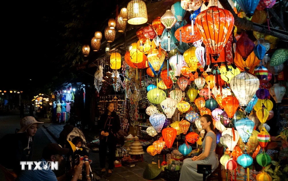 Việt Nam lọt top 5 quốc gia lý tưởng nhất cho du lịch một mình 1 du khach quoc te chup anh tai pho co hoi an 2499