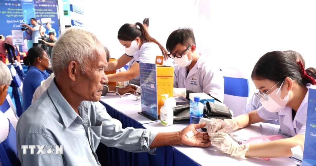 Chính phủ đề xuất chi hơn 125.000 tỷ đồng chăm sóc sức khoẻ, dân số 1 kham chua benh 06