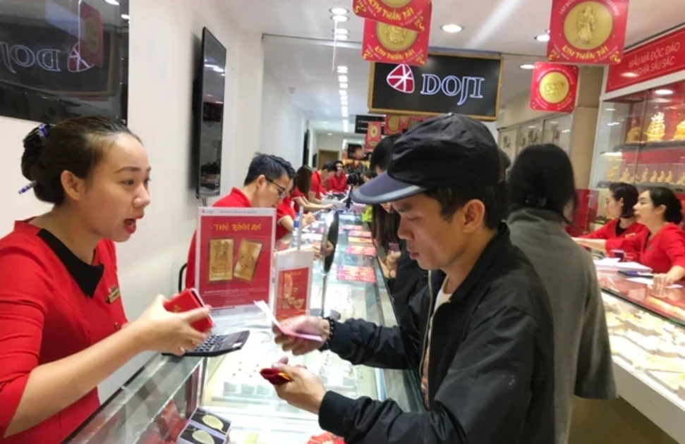 Giá vàng trong nước tăng 800.000 đồng mỗi lượng, tỷ giá trung tâm đi xuống 1 1 7