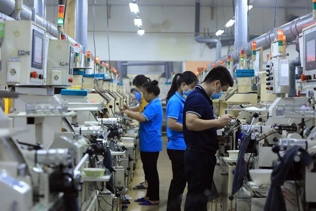 HSBC: Áp lực thuế quan Mỹ và sức bật bất ngờ của thương mại Việt Nam 1 dn sx dien tu