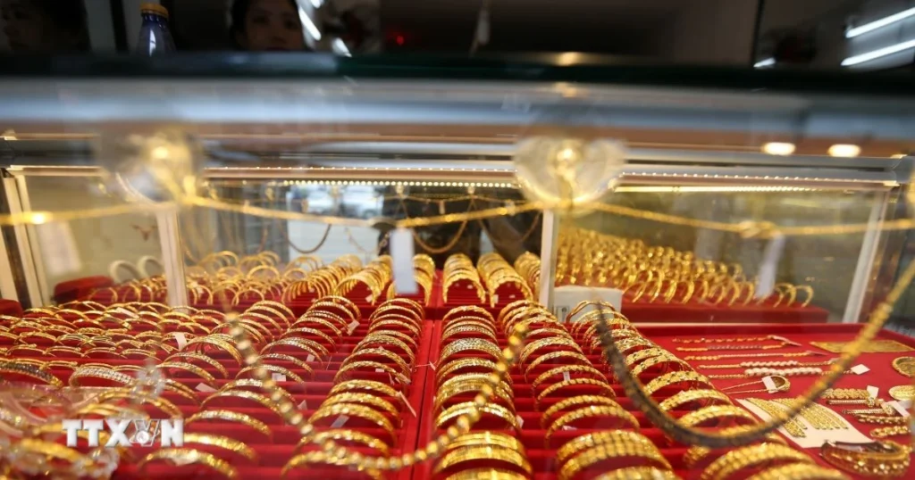 Đồng USD xuống giá tạo lực đẩy cho giá vàng châu Á 1 gia vang 1605