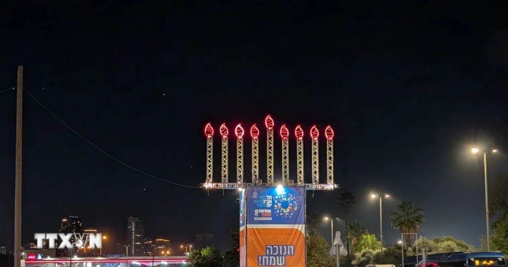 Hanukkah 2025: Lễ hội Ánh sáng tôn vinh ký ức và đức tin Do Thái 1 israel bat dau le hoi anh sang chanukah 2025 8471082