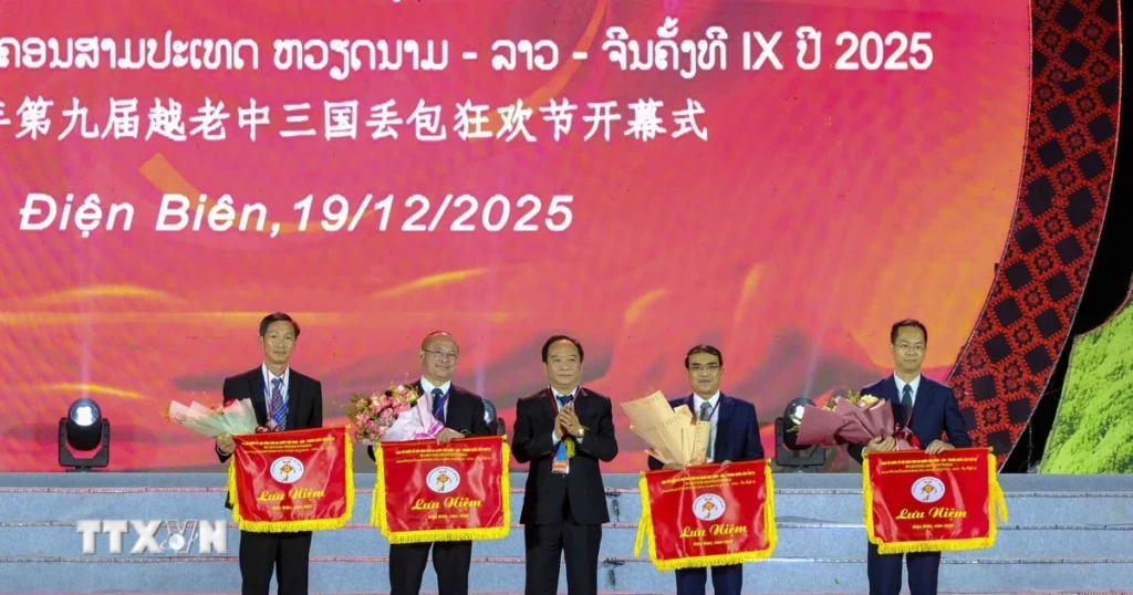 Khai mạc Lễ hội ném còn 3 nước Việt Nam-Lào-Trung Quốc lần thứ 9 1 nem con 6