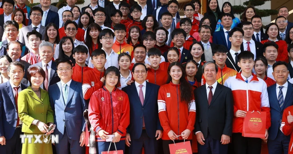 Thủ tướng: Tiếp tục quan tâm, chăm lo hơn nữa cho giáo dục và đào tạo 1 thu tuong bieu duong hoc sinh doat giai tai cac ky thi quoc te 4