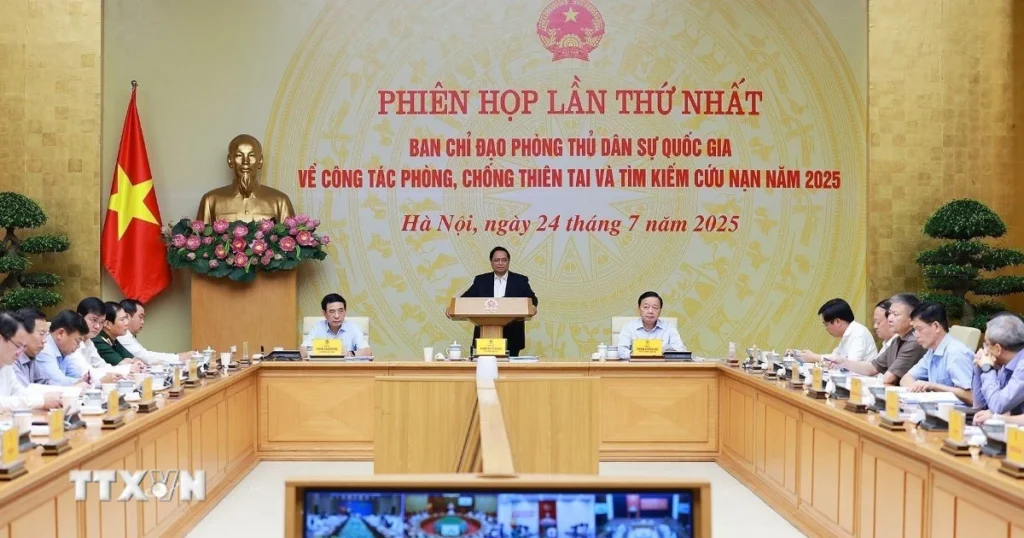 Thủ tướng ban hành Kế hoạch phòng thủ dân sự quốc gia giai đoạn 2026-2030 1 thu tuong chu tri phien hop lan thu nhat ban chi dao phong thu dan su quoc gia 2407 2