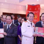 2101 chu tich quoc hoi tham quan trung bay sach bao dai hoi dang 1