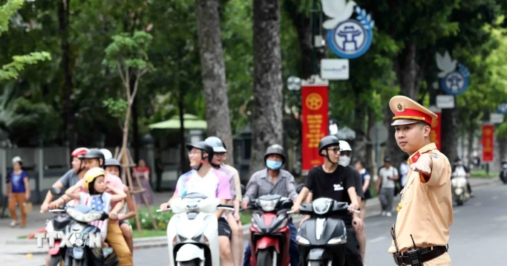 canh sat giao thong ha noi 2210