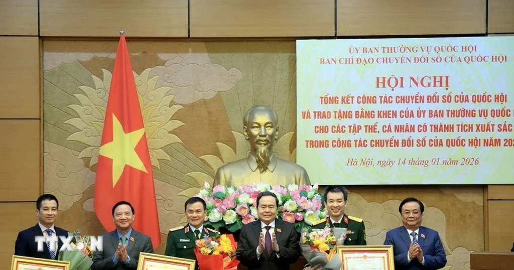 Trao Bằng khen cho các tập thể, cá nhân xuất sắc trong công tác chuyển đổi số 1 ct quoc hoi trao bk