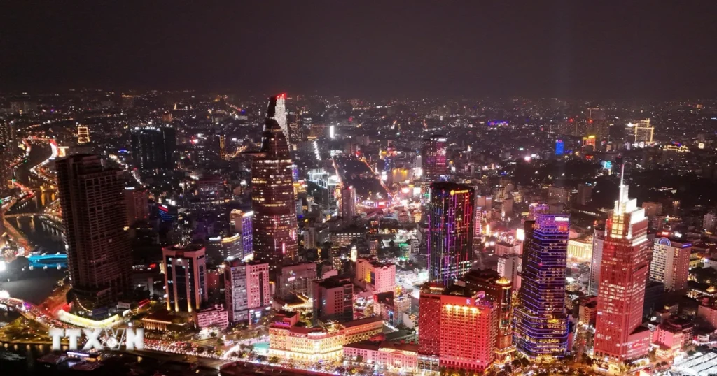 Truyền thông Pháp đánh giá Việt Nam tăng trưởng ấn tượng 1 trung tam tp ho chi minh lung linh sac mau chao mung dai hoi xiv cua dang 9 resize