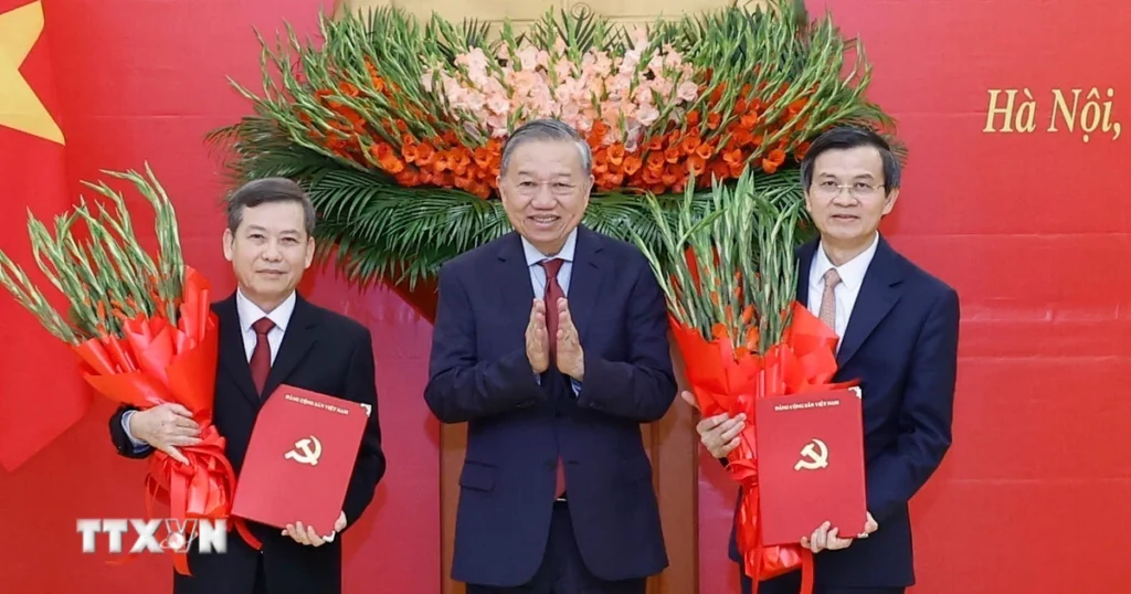 Tổng Bí thư Tô Lâm trao Quyết định của Bộ Chính trị phân công, bổ nhiệm cán bộ 1 3001 tong bi thu cong tac can bo