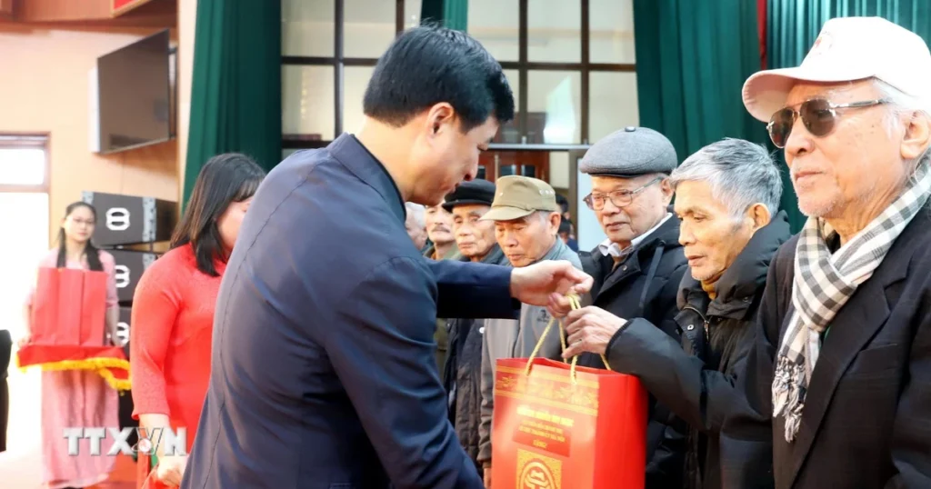 bi thu thanh uy ha noi nguyen duy ngoc trao qua tet tai hung yen
