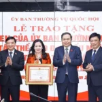 chu tich quoc hoi trao tang bang khen cho tap the bao dai bieu nhan dan 1002 1