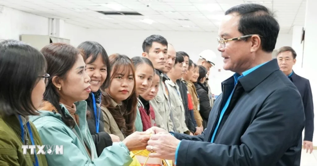 "Ăn Tết gọn, vào việc ngay" để hoàn thành kế hoạch năm Bính Ngọ 1 chu tich tong lien doan lao dong viet nam tham tang qua cong nhan 22