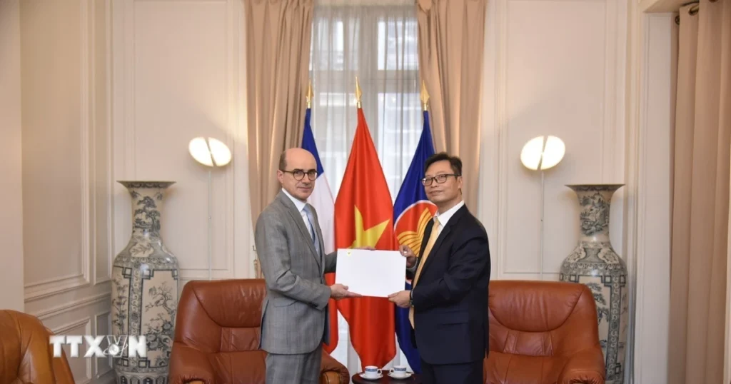 Đại sứ Trịnh Đức Hải trao bản sao Quốc thư cho Bộ Ngoại giao Pháp 1 dai su viet nam trao ban sao quoc thu cho bo ngoai giao phap 1