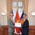dai su viet nam trao ban sao quoc thu cho bo ngoai giao phap 1