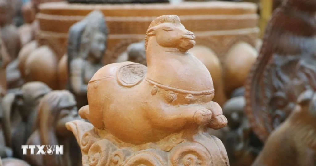 Khám phá nét đẹp văn hóa của làng gốm Chăm cổ nhất Đông Nam Á 1 doc dao linh vat ngua lang gom cham bau truc phuc vu tet 0902 1