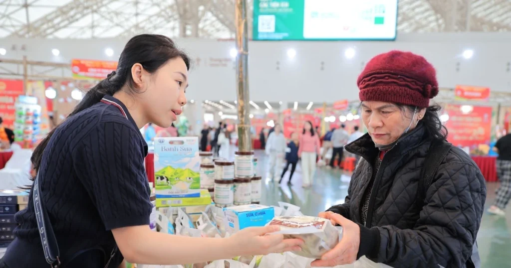 Hội chợ Mùa Xuân: Doanh số khủng từ các gian bán hàng tết 1 mua sam hoi cho 1002 2