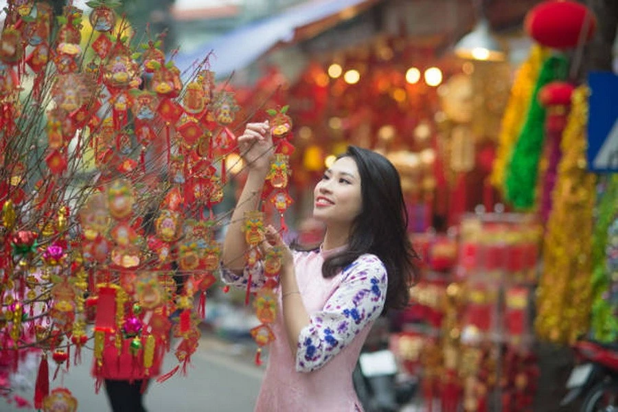 nguoi tre don tet viet