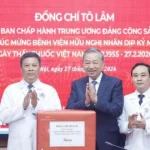 tong bi thu to lam tham chuc mung can bobac sy nhan vien y te benh vien huu nghi 2