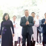tong bi thu to lam tham chuc mung can bobac sy nhan vien y te benh vien huu nghi 7