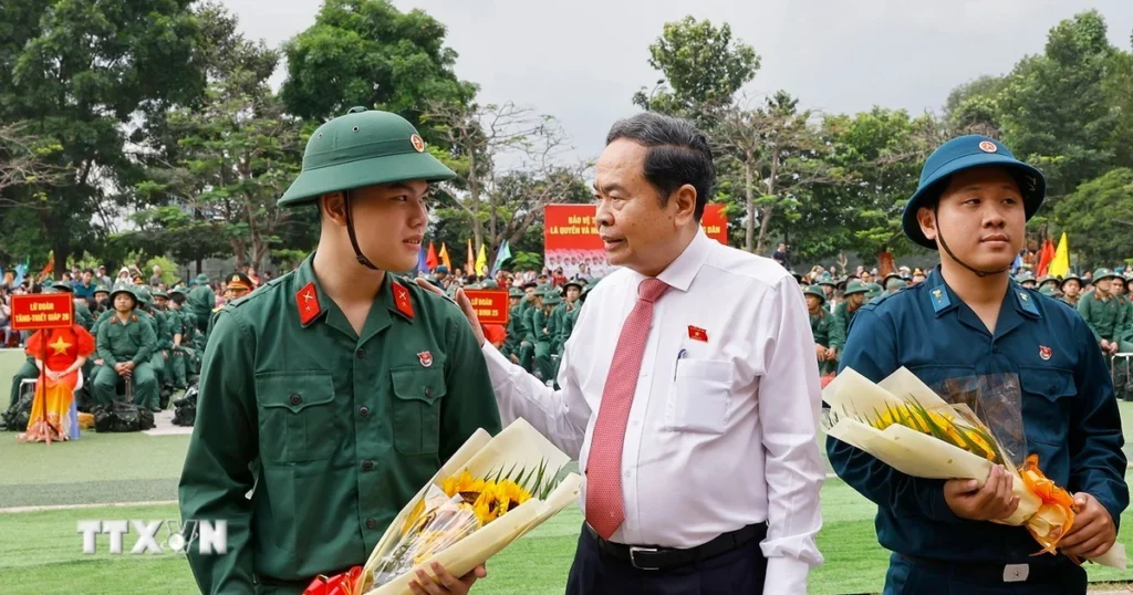 Chủ tịch Quốc hội dự Lễ giao, nhận quân năm 2026 tại Thành phố Hồ Chí Minh 1 0403 chu tich quoc hoi giao nhan quan tp ho chi minh 3