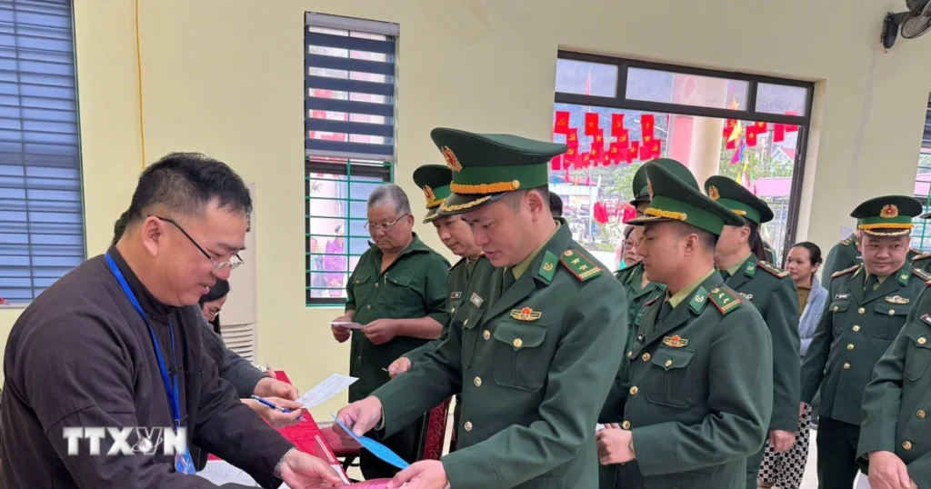 can bo chien sy bo doi bien phong tinh cao bang tham gia bau cu 8643294