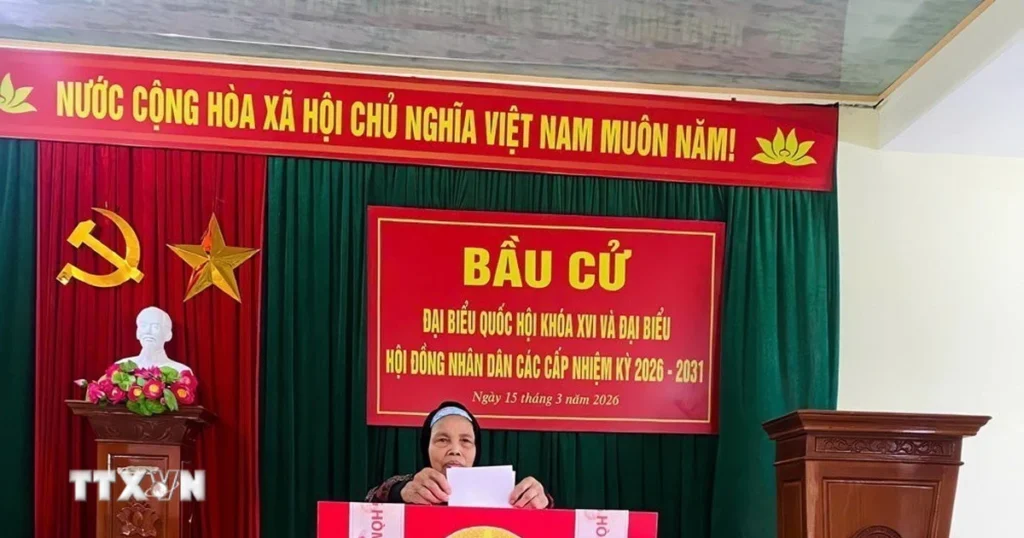 Nhiều cử tri cao tuổi gương mẫu, tự tay trân trọng bỏ lá phiếu bầu cử 1 cu tri cao tuoi