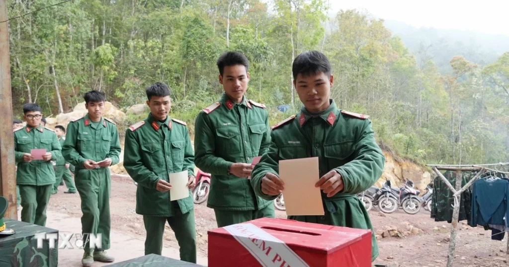 Xúc động lá phiếu đầu đời dưới lá cờ Tổ quốc nơi biên giới cực Tây 1 dien bien 2