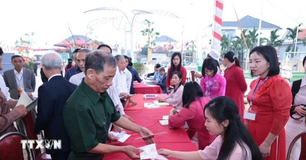 Nhiều địa phương ở Hà Nội đã hoàn tất công tác bầu cử Quốc hội và HĐND 1 gan 4100 cu tri xa dao minh chau ha noi di bau cu2