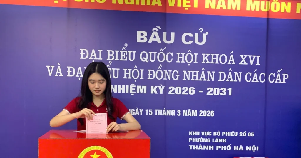 sinh vien bo phieu bau cu
