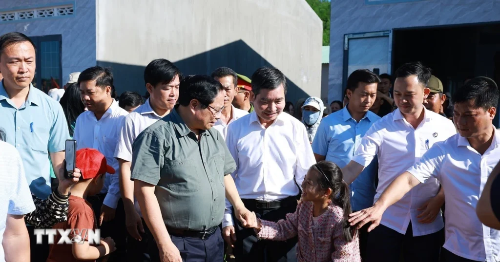 Thủ tướng thăm nhân dân khu tái định cư xã Tuy An Tây 1 thu tuong tham nhan dan khu tai dinh cu xa tuy an tay phia dong tinh dak lak 1