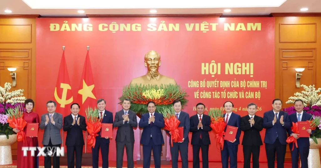 Công bố Quyết định của Bộ Chính trị về công tác tổ chức và cán bộ của 5 cơ quan 1 hoi nghi cong bo quyet dinh cua bo chinh tri ve cong tac to chuc va can bo 01 2