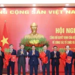 hoi nghi cong bo quyet dinh cua bo chinh tri ve cong tac to chuc va can bo 01 2