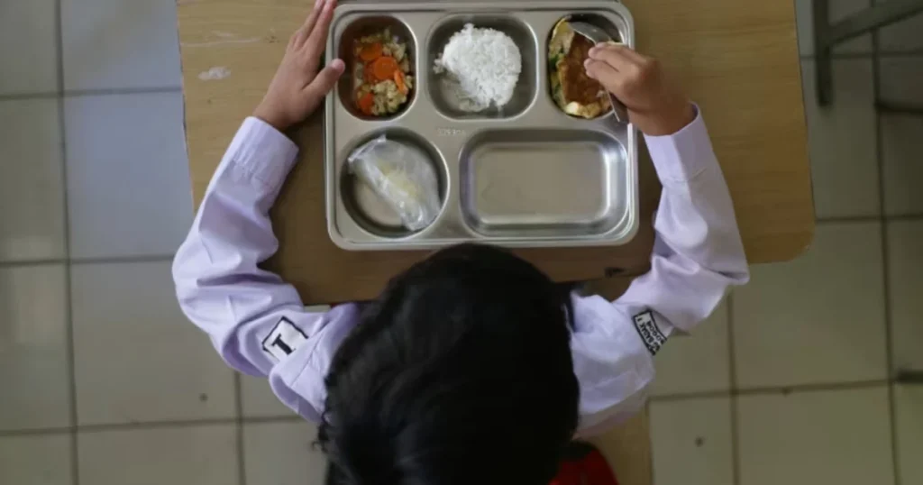 Indonesia: Hàng chục học sinh nhập viện sau bữa ăn miễn phí 1 indonesia