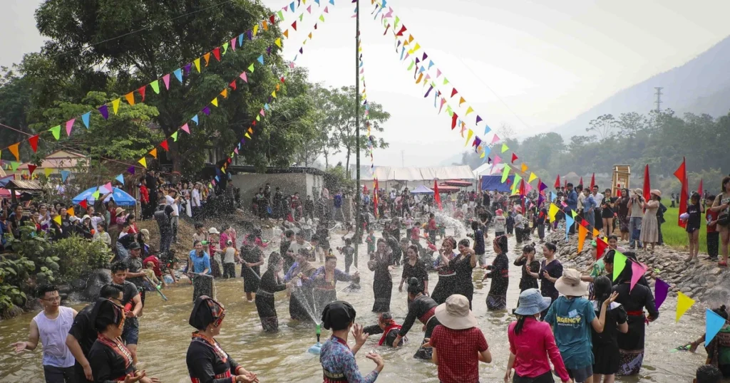 Lễ hội Tết Té nước của dân tộc Lào - gắn kết cộng đồng, lan tỏa điều tốt đẹp 1 le hoi tet te nuoc cua nguoi lao o nua ngam 1