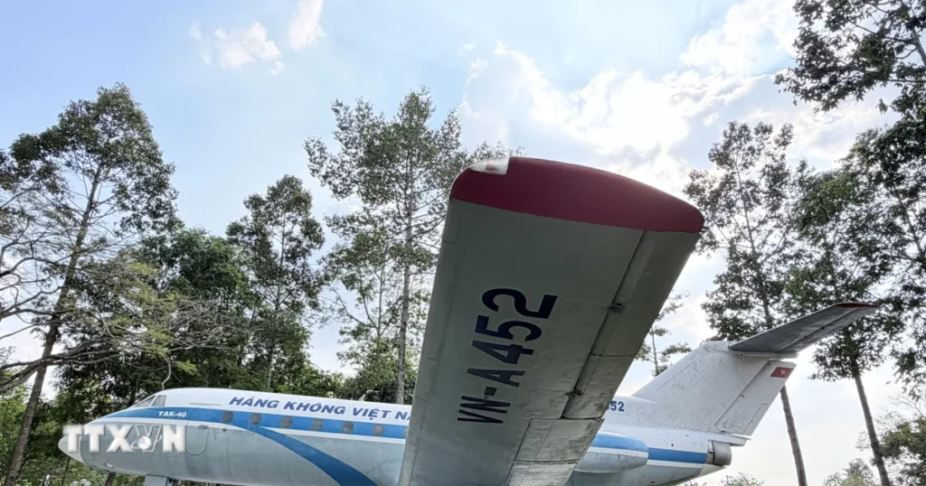 Máy bay Yak-40 từng phục vụ Chủ tịch Tôn Đức Thắng được trưng bày tại An Giang 1 may bay yak 40 tung phuc vu chu tich ton duc thang duoc trung bay tai an giang4