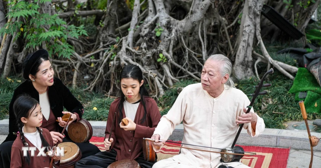 “Ông Xẩm” Xuân Hoạch - người trao truyền âm nhạc truyền thống 1 ong xam 2