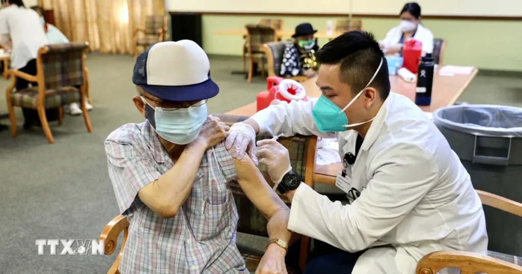 OECD thiệt hại 135 tỷ USD mỗi năm vì Hội chứng COVID kéo dài 1 tiem vaccine phong covid 19 1